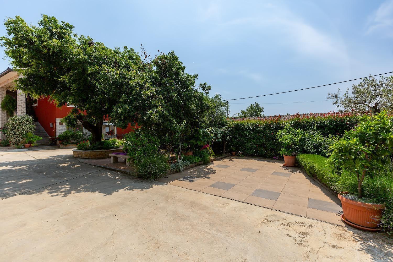 Apartman Angolo Verde Vizinada Luaran gambar